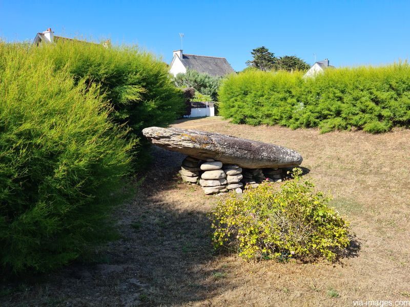 Le menhir couch de Beg er Vil