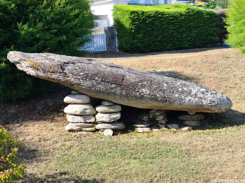 Le menhir couch de Beg er Vil