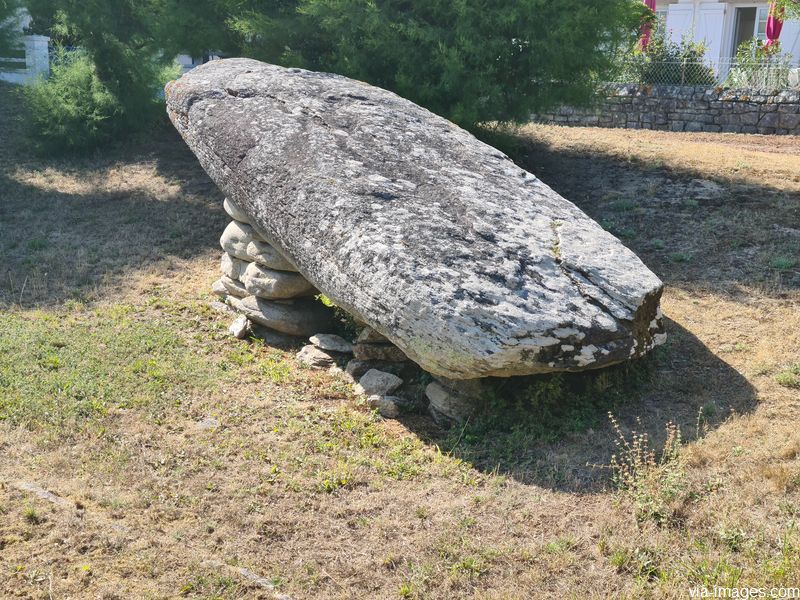 Le menhir couch de Beg er Vil